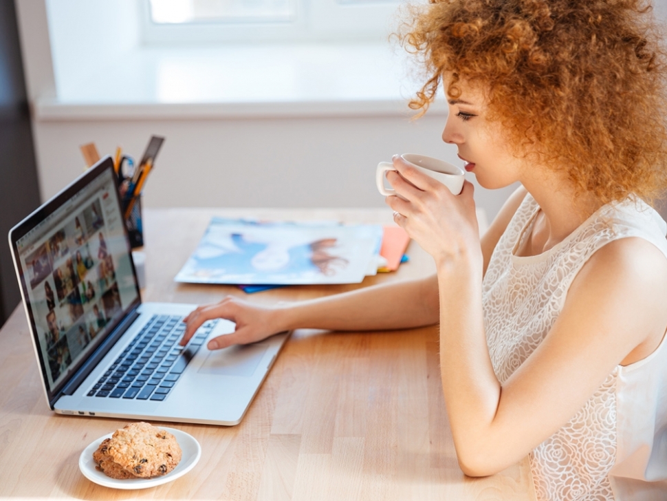 woman-photographer-drinking-coffee-and-working-PJNBP6U-1024x754